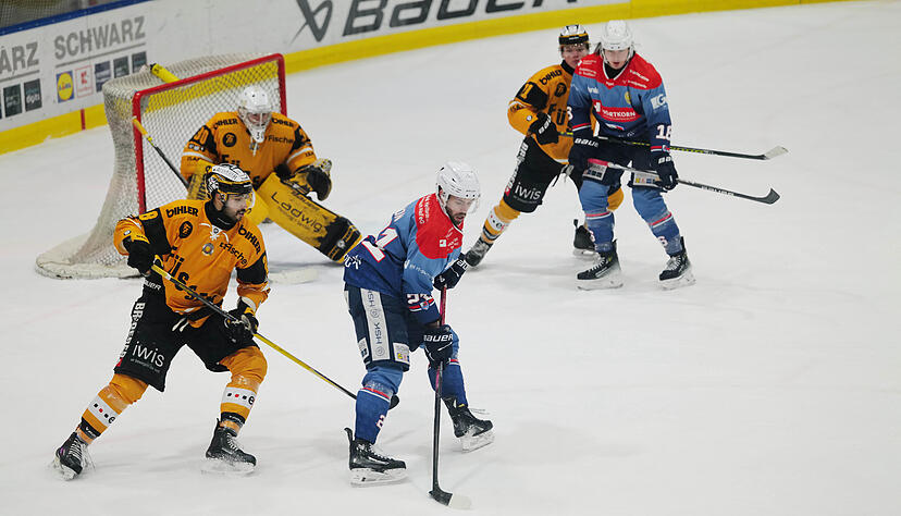 Der Heilbronner Sebastian Hon (Mitte) sorgte beim 3:2-Sieg in Bayreuth f&uuml;r die F&uuml;hrung der Falken.