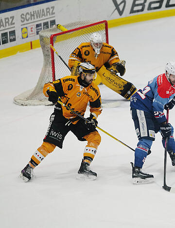 Der Heilbronner Sebastian Hon (Mitte) sorgte beim 3:2-Sieg in Bayreuth f&uuml;r die F&uuml;hrung der Falken.