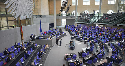 Armin Laschet (CDU), Ministerpräsident des Landes Nordrhein-Westfalen, CDU-Bundesvorsitzender und Unions-Kanzlerkandidat spricht im Plenum im Deutschen Bundestag. Foto: dpa