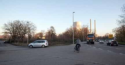 Auf dem ehemaligen Tierheim-Gelände an der Wimpfener Straße (hinter dem silbernen Pkw) sollte ein Hotel entstehen. Das hat sich wohl zerschlagen.