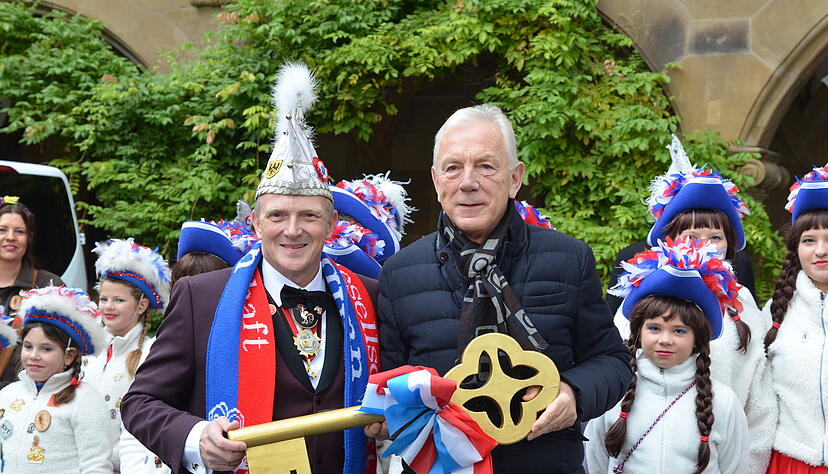 Oberbürgermeister Harry Mergel (rechts) rückte zur Machtübernahme im Rathaus den Schlüssel raus. Oberbürgermeister Harry Mergel (rechts) rückte zur Machtübernahme im Rathaus den Schlüssel raus.
