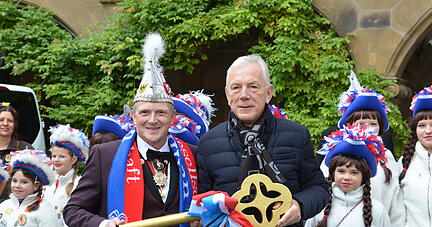 Oberbürgermeister Harry Mergel (rechts) rückte zur Machtübernahme im Rathaus den Schlüssel raus.