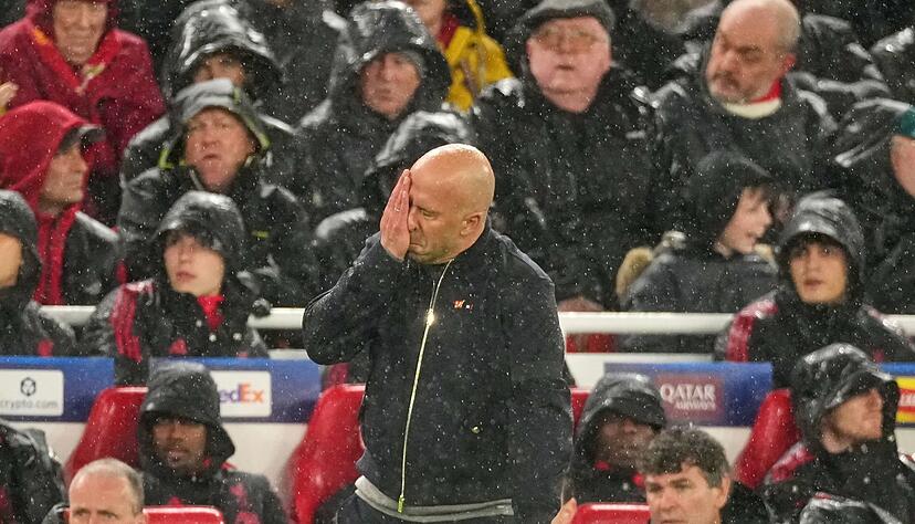 Slot steht im Rückspiel im Regen. Slot steht im Rückspiel im Regen.