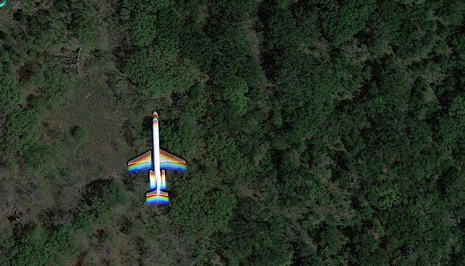 Diese Embaer EMB-145 ist im Süden des Flughafens Dallas/Fort Worth über dem Waldgebiet im Anflug auf die Piste 36L eindeutig zu identifizieren. Hinweis: Andreas Schütz, DLR