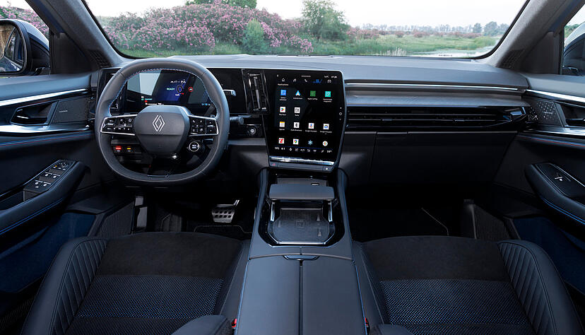 Lob verdient die durchweg gute Verarbeitung innen, der zentral in der Mitte angebrachte Touchscreen lässt sich wie ein Tablet bedienen. Lob verdient die durchweg gute Verarbeitung innen, der zentral in der Mitte angebrachte Touchscreen lässt sich wie ein Tablet bedienen.