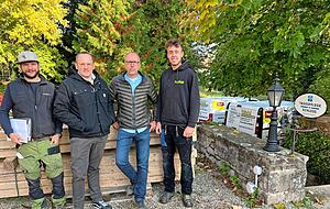 Stemmen in Rekordzeit den Umbau des Heinsheimer Schlossrestaurants zur Tagespflege (von links): Bauleiter Tim Engelhardt, Diakonie-Gesch&auml;ftsf&uuml;hrer Johannes Klopprogge, Bauherr Manfred Bauer und Zimmermann David Bauer