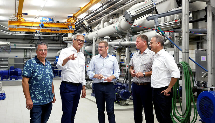 Kämmerer Roland Mehrer, Oberbürgermeister Steffen Hertwig, Geschäftsführer Thorsten Morhaus, und die Bürgermeister Timo Frey (Bad Friedrichshall) und Uwe Mosthaf (Erlenbach, von links) schauen sich die Reaktoren in der Kläranlage an. Foto: Ralf Seidel