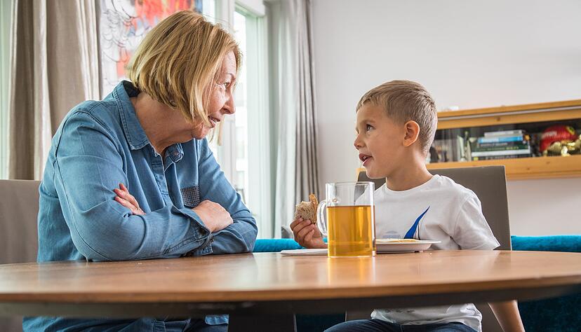 Gespr&auml;che offen f&uuml;hren: Erwachsene sollten auf Fragen der Kinder eingehen und altersgerechte Antworten geben, um &Auml;ngste zu lindern.