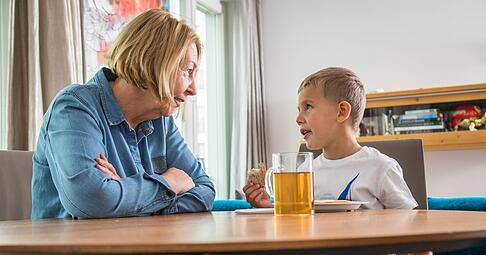 Gespr&auml;che offen f&uuml;hren: Erwachsene sollten auf Fragen der Kinder eingehen und altersgerechte Antworten geben, um &Auml;ngste zu lindern.