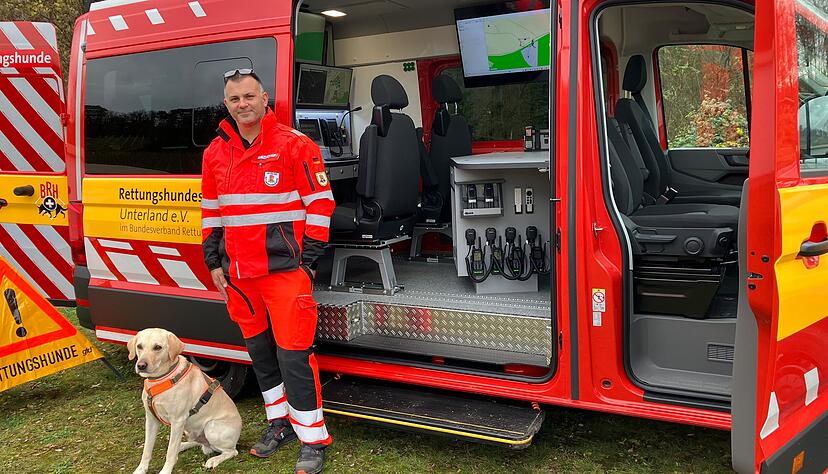 Timo Riexinger mit Labrador Buddy vor dem neuen Einsatzleitwagen der Rettungshundestaffel Unterland. Timo Riexinger mit Labrador Buddy vor dem neuen Einsatzleitwagen der Rettungshundestaffel Unterland.