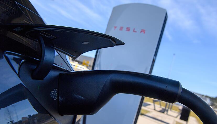 Das Laden am Tesla Supercharger ist sehr einfach. Das Laden am Tesla Supercharger ist sehr einfach.