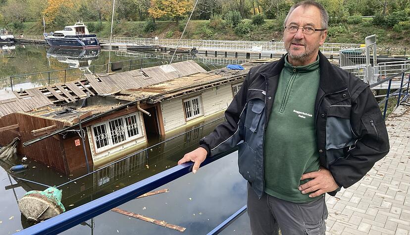 Alfred Hehn, Vorsitzender des Haßmersheimer Bootsvereins, steht vor dem untergangenen Vereinsheim. Alfred Hehn, Vorsitzender des Haßmersheimer Bootsvereins, steht vor dem untergangenen Vereinsheim.