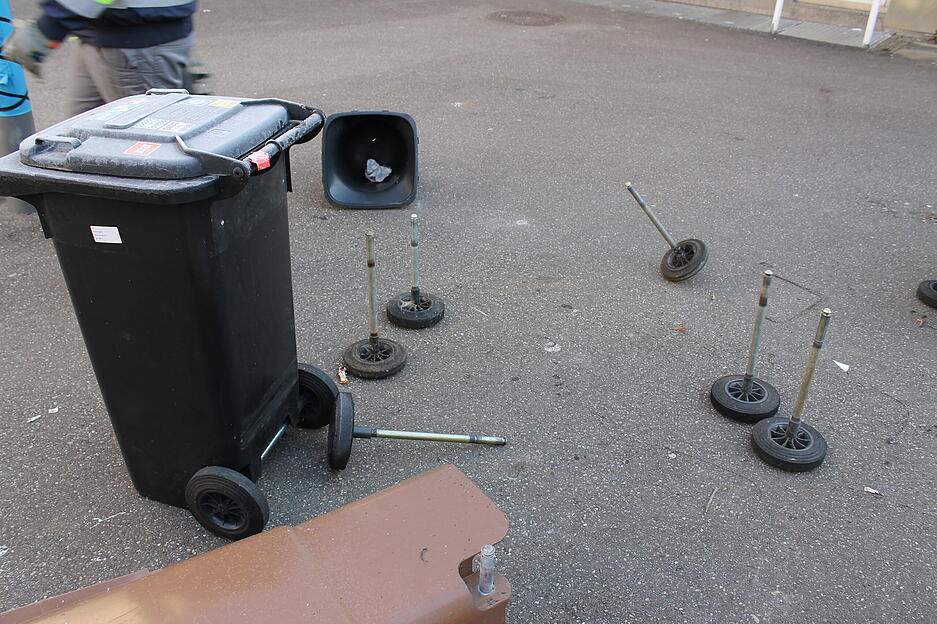 Mehrere Hundert M&uuml;lltonnen werden t&auml;glich f&uuml;r den Transport vorbereitet und verladen.