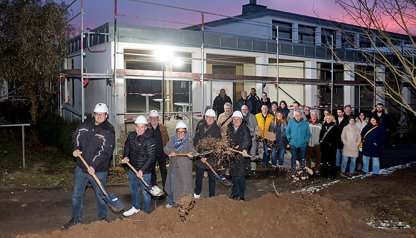 Die Sanierung, der Umbau und die Erweiterung der Grundschule in Gundelsheim ist in drei Abschnitte aufgeteilt. Der symbolische Spatenstich mit B&uuml;rgermeisterin Heike Schokatz (Mitte) steht als Startschuss f&uuml;r die Bauarbeiten.