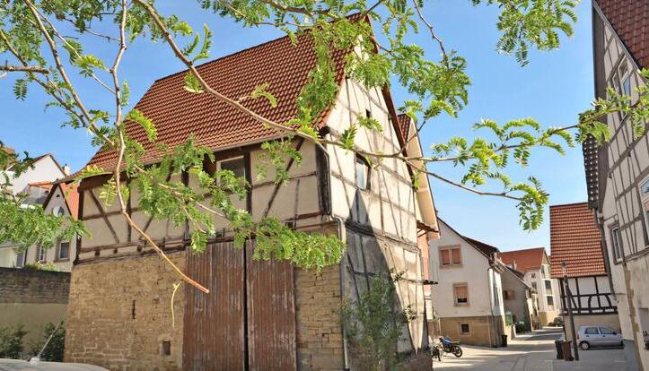 Abriss? Parkplätze? Die Tage der Scheune Staub schienen gezählt. Jetzt entsteht im Fachwerkbau ein Streuobst-Zentrum, wo auch Saft gepresst werden soll.
Foto: Alexander Hettich Abriss? Parkplätze? Die Tage der Scheune Staub schienen gezählt. Jetzt entsteht im Fachwerkbau ein Streuobst-Zentrum, wo auch Saft gepresst werden soll.
Foto: Alexander Hettich