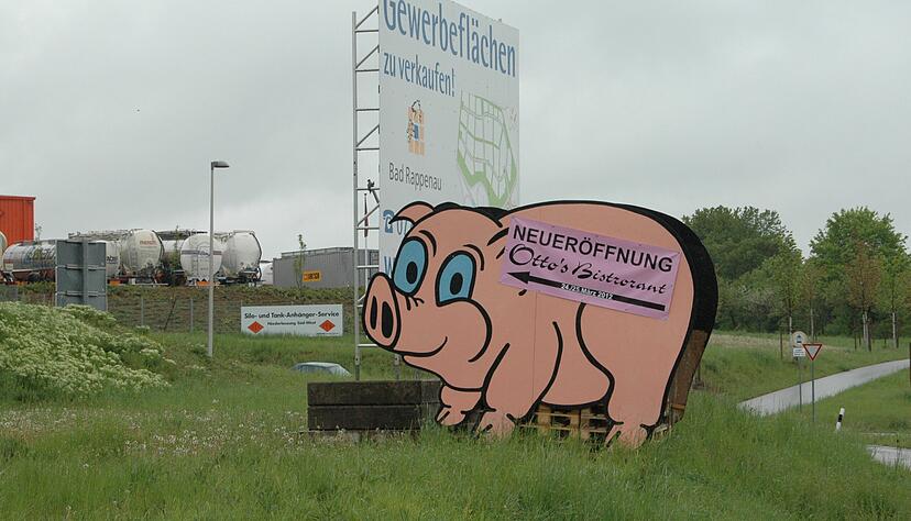 Vor zehn Jahren hatte Gollerthan den Zerlegebetrieb mit Bistro bei Bonfeld eröffnet − und auf originelle Weise für sich geworben.
Foto: Archiv/Plapp-Schirmer Vor zehn Jahren hatte Gollerthan den Zerlegebetrieb mit Bistro bei Bonfeld eröffnet − und auf originelle Weise für sich geworben.
Foto: Archiv/Plapp-Schirmer