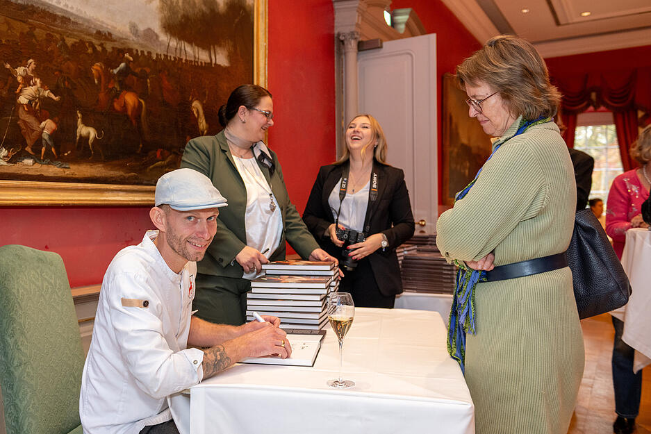 Bei der Buchpräsentation hat sich Boris Rommel die Zeit genommen, zahlreiche Exemplare zu signieren. Bei der Buchpräsentation hat sich Boris Rommel die Zeit genommen, zahlreiche Exemplare zu signieren.