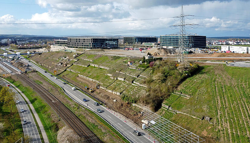 Am Hang an der B27 wurde gerodet, auch H&uuml;tten und Trockenmauern werden noch abgebaut. Das sind Vorarbeiten f&uuml;r den Knoten-Umbau Kochendorf-S&uuml;d.