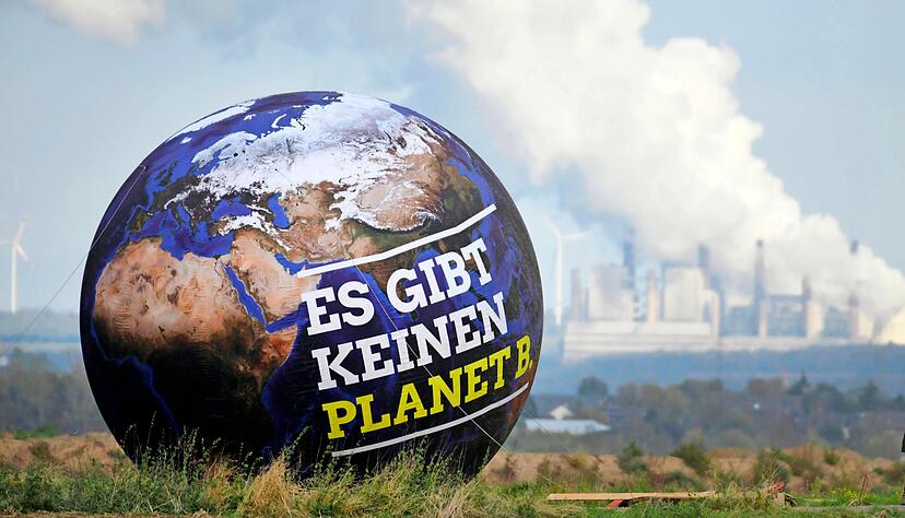 Internationale Wissenschaftler beschreiben, was passiert, wenn wir nicht rasch umdenken. Und, was wir tun können, um uns und das Klima zu retten.
Foto: dpa Internationale Wissenschaftler beschreiben, was passiert, wenn wir nicht rasch umdenken. Und, was wir tun können, um uns und das Klima zu retten.
Foto: dpa