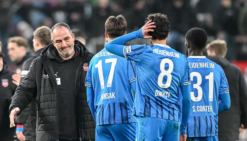 Frank Schmidt (l) muss seine Spieler wieder aufbauen.
