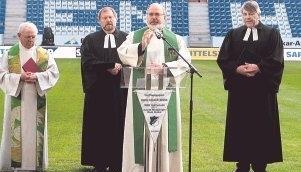 Vier Geistliche und ein Stadion - von links: Stadtpfarrer Wolfgang Oser, Dekan Bernhard Knobelspie&szlig;, Pfarrer Werner B&auml;r und Dekan Hans Scheffel.Foto: Eric Schmidt