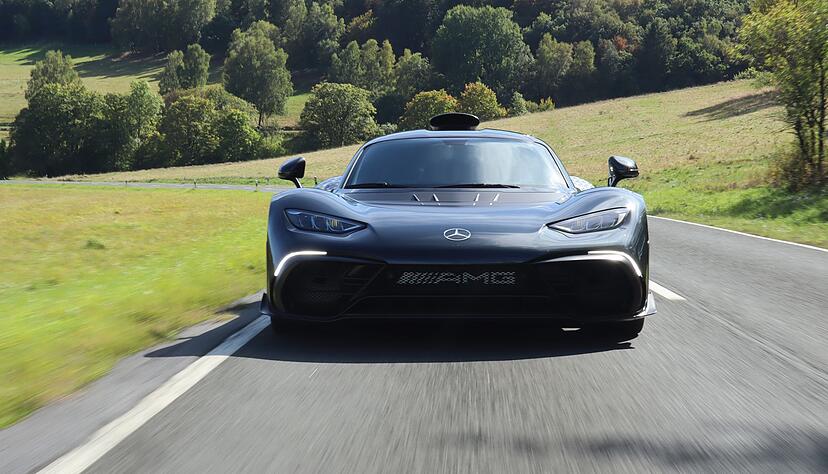 Alles auf Attacke? Nein, natürlich nicht auf der Landstraße und besser auch nicht im öffentlichen Straßenverkehr - aber die Fuhre ist gut für über 350 km/h Spitze. Alles auf Attacke? Nein, natürlich nicht auf der Landstraße und besser auch nicht im öffentlichen Straßenverkehr - aber die Fuhre ist gut für über 350 km/h Spitze.