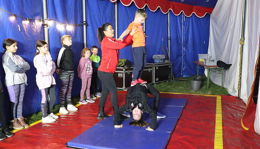Von der Br&uuml;cke bis zur gro&szlig;en Pyramide: Die Akrobaten von GWRS und SBBZ in Krautheim zeigen einige Kunstst&uuml;cke bei ihren Galashows.