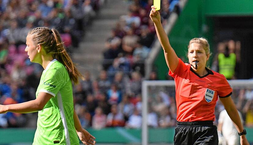 Auf dem Platz: Karoline Wacker zeigt Wolfsburgs Lynn Wilms im DFB-Pokalfinale Gelb. Die Partie hat der 31-Jährigen viel Aufmerksamkeit beschert.
Foto: dpa
