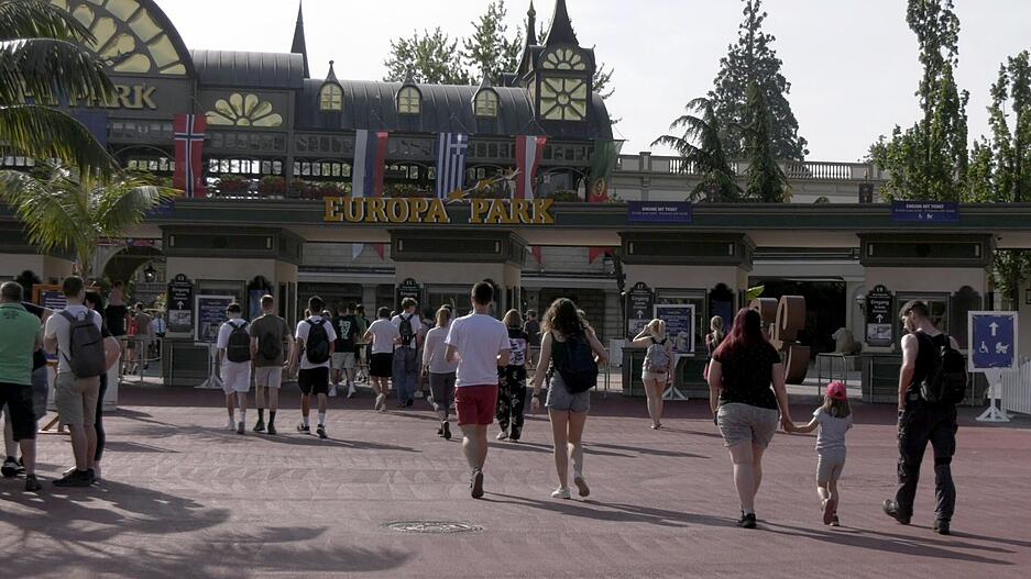 Einen Tag nach dem Feuer im Europa-Park strömen wieder Besucher in Deutschlands größten Freizeitpark. Einen Tag nach dem Feuer im Europa-Park strömen wieder Besucher in Deutschlands größten Freizeitpark.