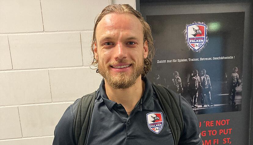 Sam Verelst freut sich nach dem dritten Viertelfinal-Spiel gegen Memmingen &uuml;ber den Sieg, sein Tor und seinen Geburtstag.