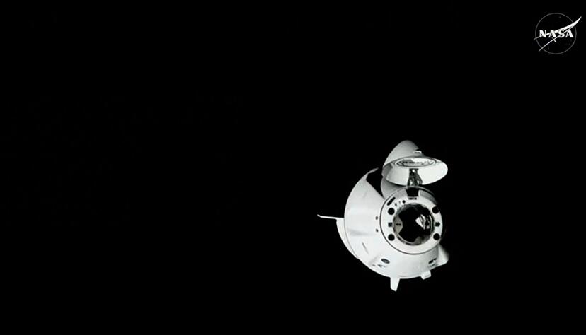 Die SpaceX-Kapsel mit vier Astronauten an Bord im Endanflug auf die ISS.