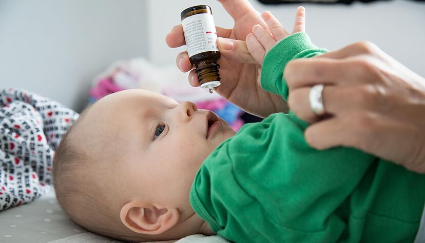 Winterbabys nehmen meist l&auml;nger Vitamin-D-Pr&auml;parate: Bei Geburt im Herbst oder Winter wird die Einnahme auf 18 Monate verl&auml;ngert.