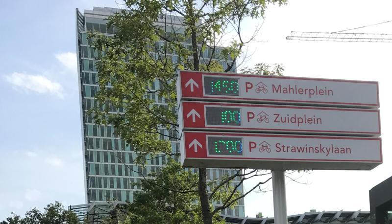 Ein modernes Park-Leit-System f&uuml;r Radfahrer ist am Bahnhof. Digitale Anzeigen geben an, wieviele Pl&auml;tze in welchen Parkgaragen noch frei sind.