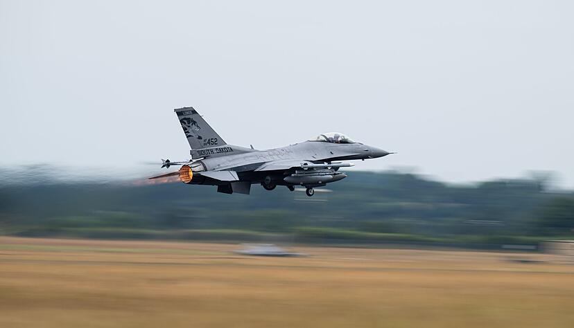 Ein F-16 Kampfflugzeug der US Air Force startet zum Abschluss des Luftwaffen-Manövers «Air Defender 2023». An dem Manöver unternahmen die teilnehmenden Nationen 1808 Übungsflüge.