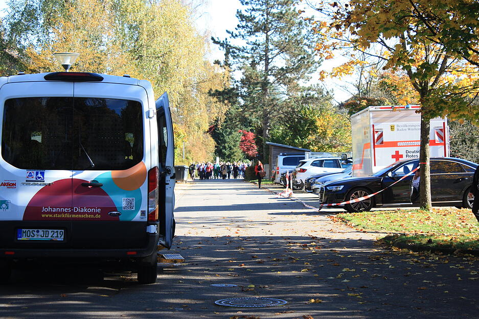 Auf dem Gelände der Johannes Diakonie Schwarzach wird die Evakuierung eines Wohngebäudes für Menschen mit einem höheren Hilfebedarf geübt.