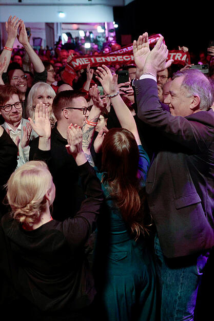 Ines Schwerdtner (Die Linke, 2.v.l-r), Parteivorsitzende, Heidi Reichinnek (Die Linke), Spitzenkandidatin und Co-Vorsitzende der Bundestagsgruppe, und Jan van Aken (Die Linke), Parteivorsitzender, jubeln bei der Wahlparty der Partei Die Linke im Glashaus vor Anhängern. Die Linke schafft den Sprung über die Fünf-Prozent-Hürde und ist erneut im Bundestag vertreten. Die Linke steigert sich deutlich auf 8,6 bis 8,9 Prozent (4,9). Ines Schwerdtner (Die Linke, 2.v.l-r), Parteivorsitzende, Heidi Reichinnek (Die Linke), Spitzenkandidatin und Co-Vorsitzende der Bundestagsgruppe, und Jan van Aken (Die Linke), Parteivorsitzender, jubeln bei der Wahlparty der Partei Die Linke im Glashaus vor Anhängern. Die Linke schafft den Sprung über die Fünf-Prozent-Hürde und ist erneut im Bundestag vertreten. Die Linke steigert sich deutlich auf 8,6 bis 8,9 Prozent (4,9).