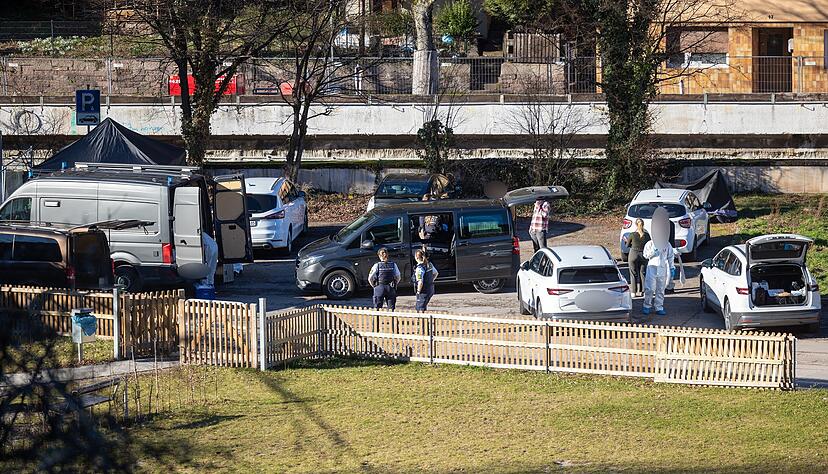 Auf diesem Parkplatz in Neuenb&uuml;rg ist der wei&szlig;e Ford mit dem toten Mann gefunden worden. (Archivbild)