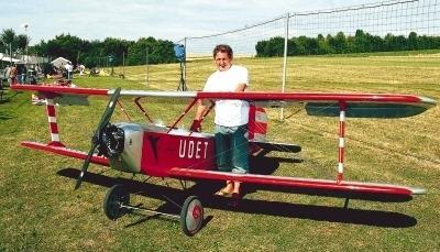 Viel bestaunt: Der fast 25 Kilogramm schwere Doppeldecker „Udet Flamingo U 12a“ von Peter Gunkl aus Gondelsheim.Foto: Josef Staudinger Viel bestaunt: Der fast 25 Kilogramm schwere Doppeldecker „Udet Flamingo U 12a“ von Peter Gunkl aus Gondelsheim.Foto: Josef Staudinger