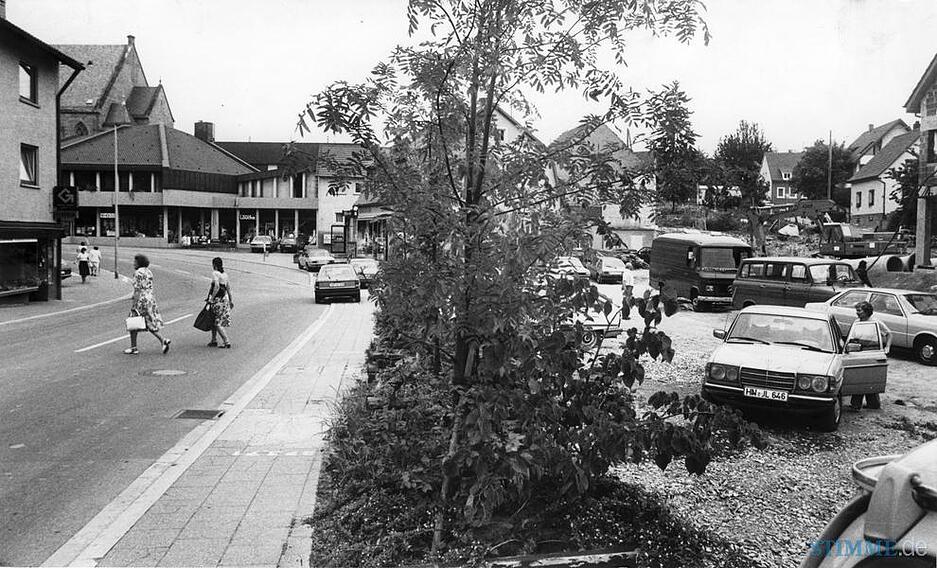 Zusammengestellt von Archiv und Dokumentation der Heilbronner Stimme
1982 zeigt sich das Stadtzentrum von Bad Rappenau fußgängerunfreundlich. Eine "neue Mitte" mit (Flaniermeile)Fußgängerzone, verkehrsberuhigtem Bereich, Grünzone und einem zweiten Einkaufszentrum soll entstehen. Zusammengestellt von Archiv und Dokumentation der Heilbronner Stimme
1982 zeigt sich das Stadtzentrum von Bad Rappenau fußgängerunfreundlich. Eine "neue Mitte" mit (Flaniermeile)Fußgängerzone, verkehrsberuhigtem Bereich, Grünzone und einem zweiten Einkaufszentrum soll entstehen.