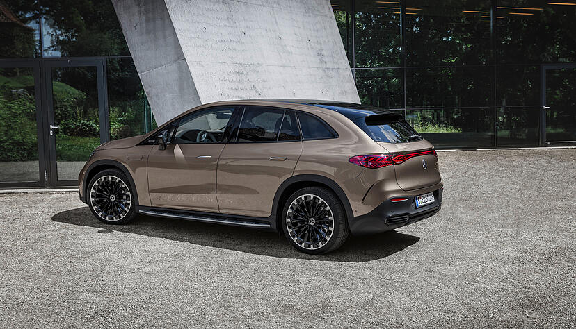 Die SUV-Version des Mercedes EQE ist 4,86 Meter lang, 1,94 Meter breit und 1,69 Meter hoch. Dank der ausgefeilten Aerodynamik ist der Wagen sehr effizient.