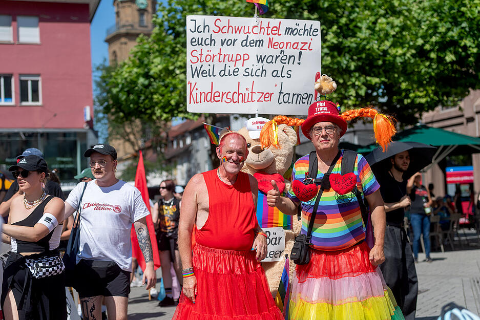 Beim CSD in Heilbronn geht es nicht nur um die Stimmung. Einige Teilnehmer haben auch Schilder mit Botschaften dabei.