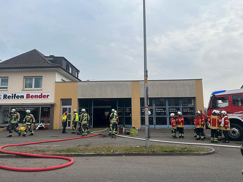 Laut ersten Informationen der Heilbronner Stimme haben sich zwei Mitarbeiter der Firma Reifen Bender Verletzungen zugezogen, bei ihnen liegt ein Verdacht auf Rauchgasvergiftung vor.