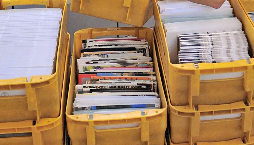 Etwa 55 Millionen Briefe liefern die Zusteller der Post jeden Tag aus. In einem Zustellungsst&uuml;tzpunkt (Themenfoto) wolle man Prozesse optimieren.
Foto: dpa