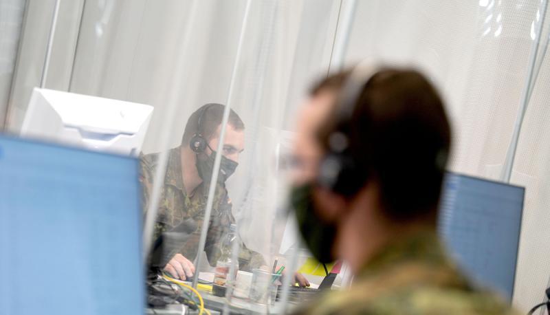 Soldaten telefonieren in einem Raum des Gesundheitsamtes Karlsruhe. Soldaten telefonieren in einem Raum des Gesundheitsamtes Karlsruhe.