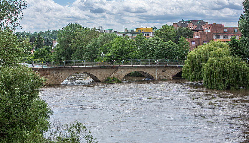 Wegen des anhaltenden Regens in den vergangenen Tagen ist der Pegel im Neckar kräftig gestiegen.