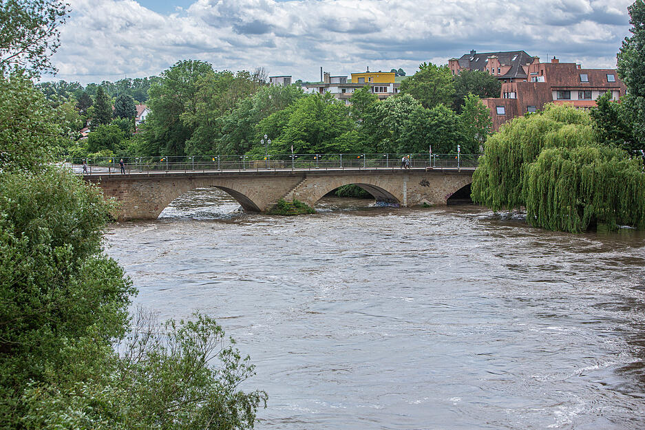 Wegen des anhaltenden Regens in den vergangenen Tagen ist der Pegel im Neckar kräftig gestiegen.
