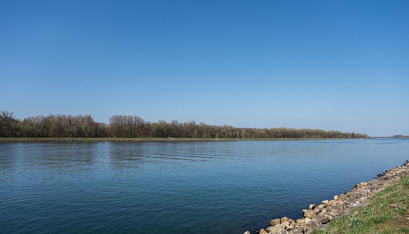 Ewigkeitschemikalie Trifluoracetat (TFA) verbreitet sich laut Wasserwerken weiter im Rhein.