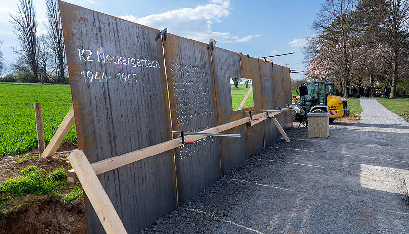Am Friedhof wird derzeit die erste von drei Cortenstahlw&auml;nden installiert, die an das ehemalige KZ erinnern.