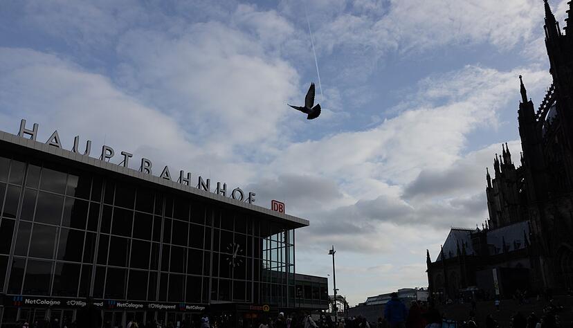 Der Bahnhofsvorplatz und ein Teil des K&ouml;lner Doms, fast zehn Jahre sp&auml;ter.