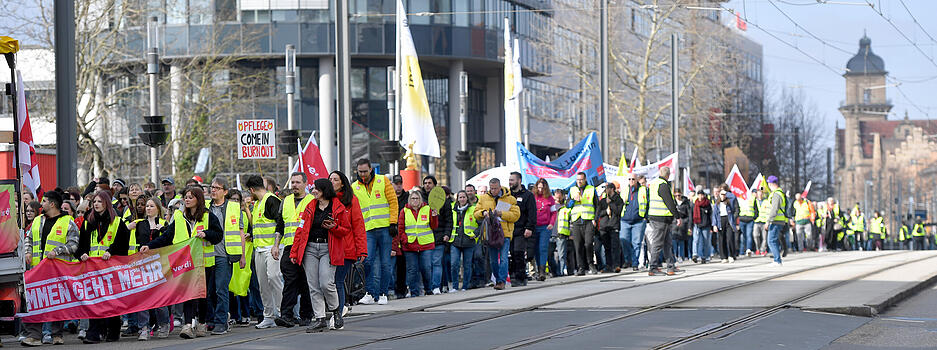 Rund 2500 Menschen aus Heilbronn und der Region haben sich am Dienstag dem Aufruf von Verdi Baden-Württemberg zum Warnstreik im öffentlichen Dienst angeschlossen. Rund 2500 Menschen aus Heilbronn und der Region haben sich am Dienstag dem Aufruf von Verdi Baden-Württemberg zum Warnstreik im öffentlichen Dienst angeschlossen.